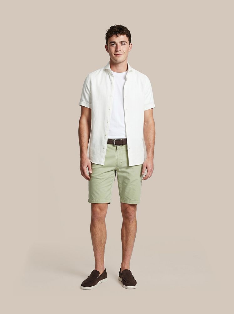 Azul loafers bruin met Berry short groen, Obra t-shirt hoge ronde hals wit (2-pack), Riem suède leer bruin en Shortsleeve sorona overhemd erik wit