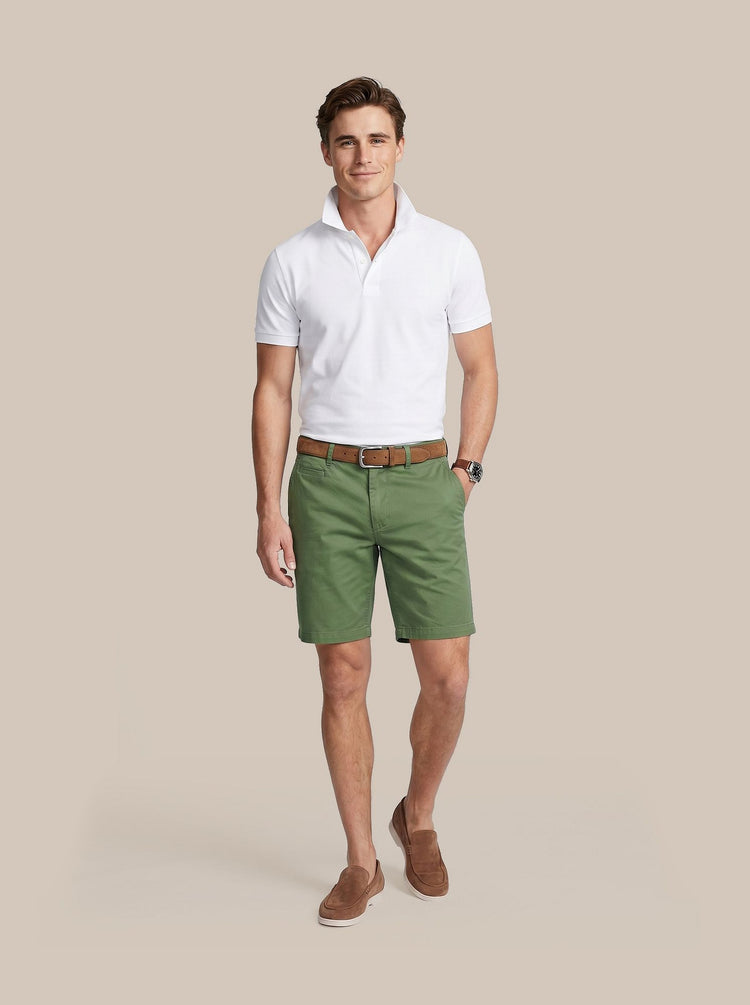 Napoli loafers camel met Polo piqué wit, Riem suède leer cognac en Short boston groen