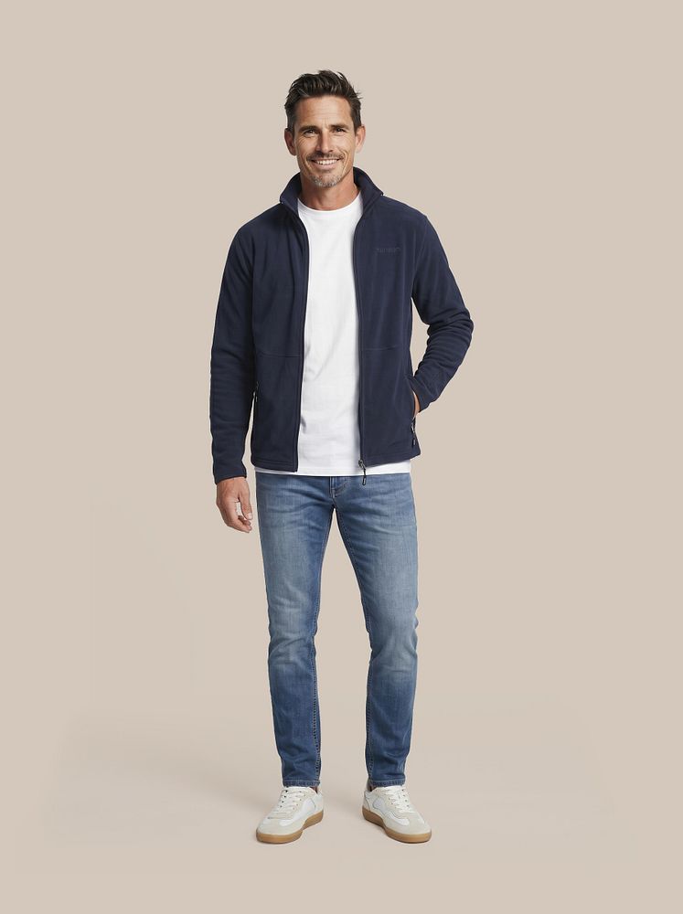 Denm jeans blauw met Miracle fleece jack donkerblauw, Obra t-shirt hoge ronde hals wit (2-pack) en Sneakers park wit