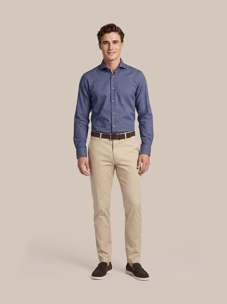 Azul loafers bruin met Chino peano twill beige, Herringbone overhemd donkerblauw en Riem suede bruin 308