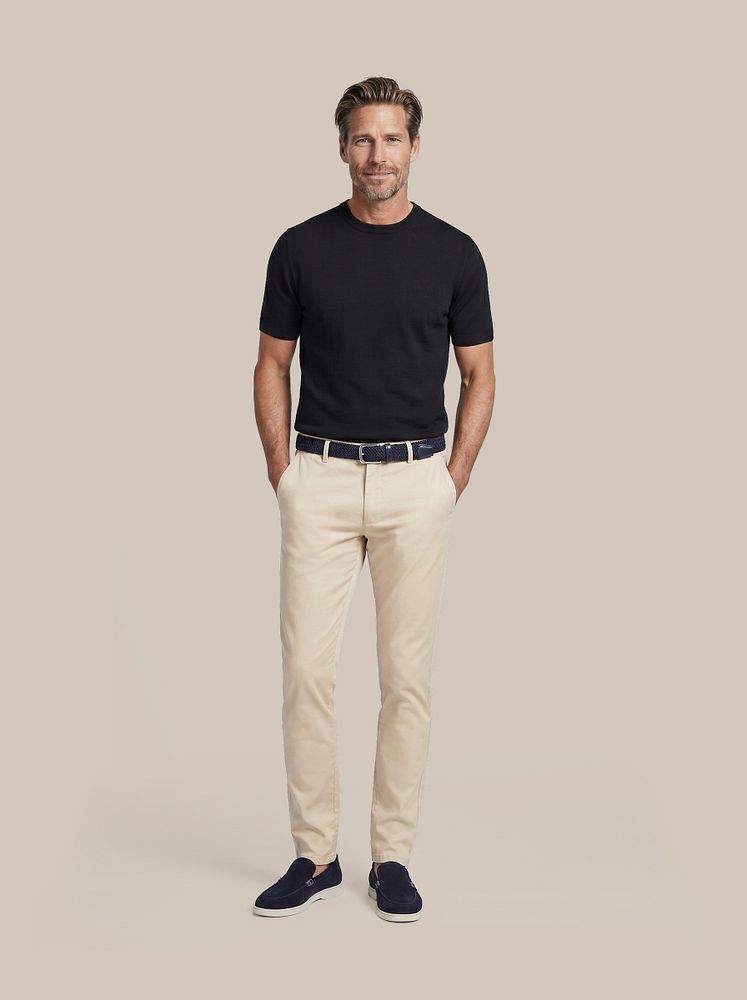 Azul loafers donkerblauw met Chino Pico lichtbeige, Geweven riem donkerblauw en Knitted t-shirt wake donkerblauw