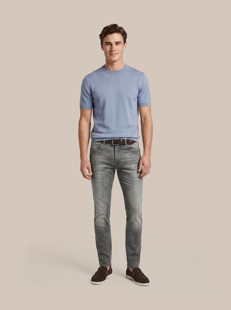 Azul loafers bruin met Denm jeans antraciet, Geweven riem bruin en Knitted t-shirt wake steel blue