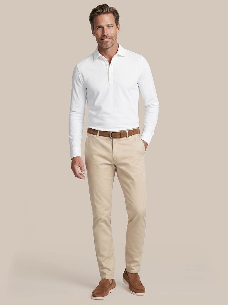 Camicia poloshirt wit met Chino Pico lichtbeige, Napoli loafers camel en Riem suède leer cognac