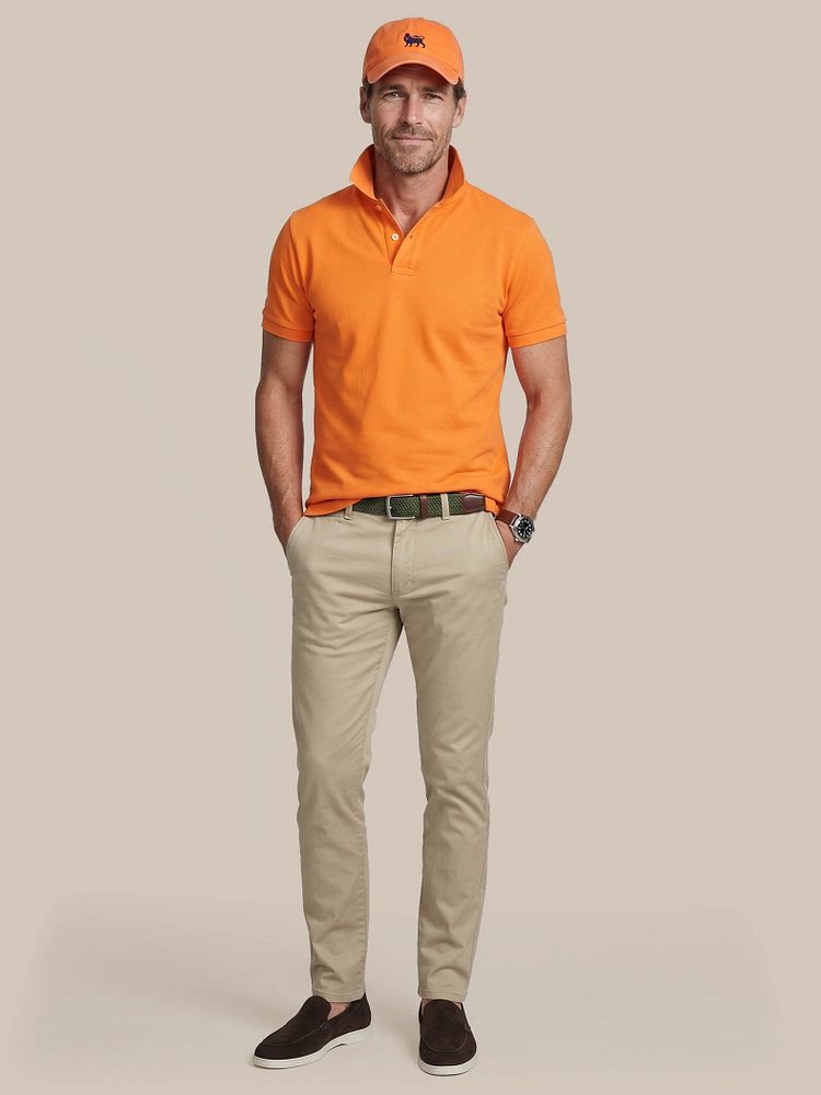Azul loafers bruin met Broek bruno structured beige, Geweven riem olijfgroen, Pet oranje en Polo piqué oranje