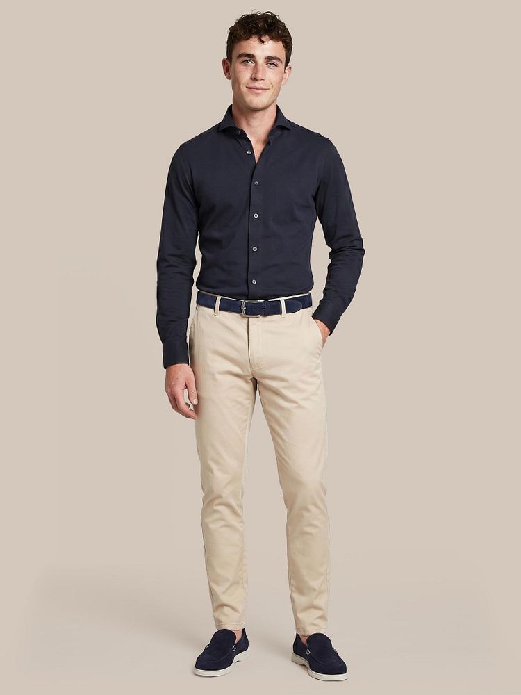 Azul loafers donkerblauw met Chino Pico lichtbeige, Riem suède leer donkerblauw en Sorona overhemd donkerblauw