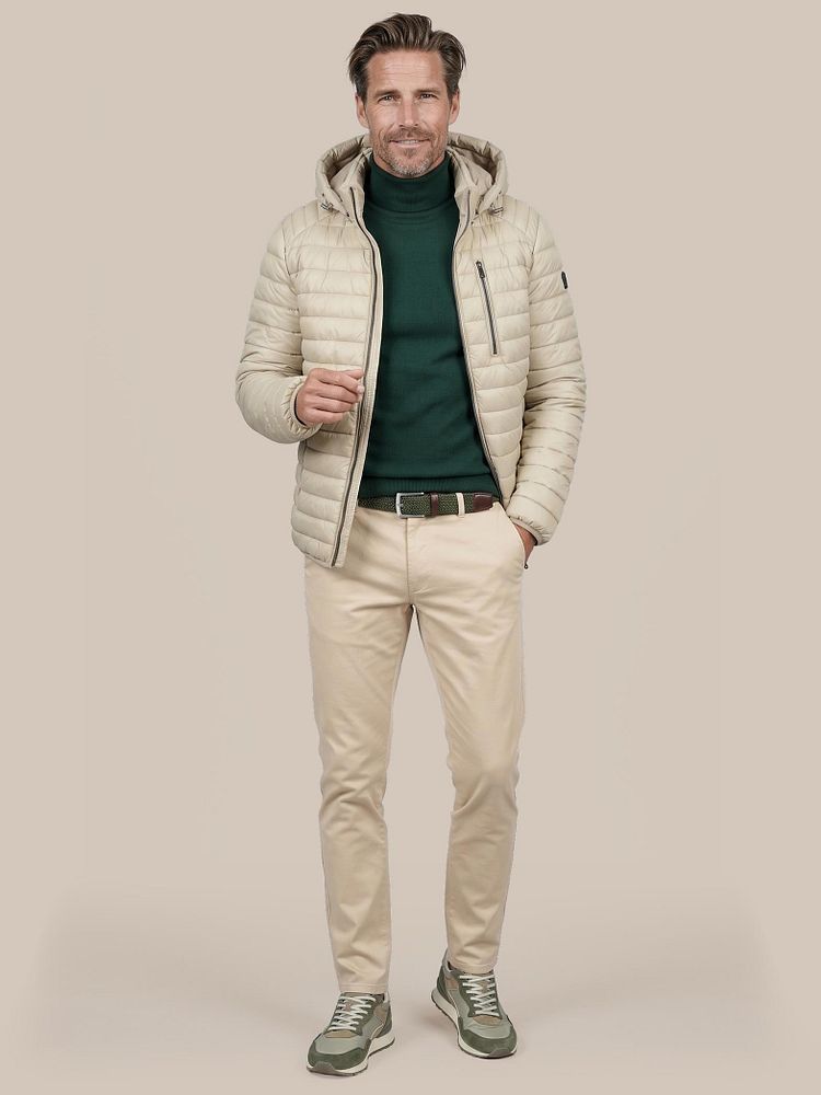 Chino Pico lichtbeige met Copenhagen jas sand, Geweven riem olijfgroen, Merino coltrui donkergroen en Sneakers city olive