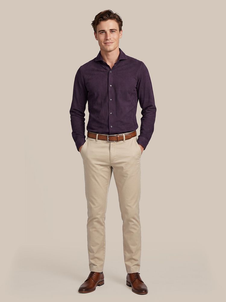 Look 574: Sorona overhemd aubergine met Riem structuur leer bruin, Chino peano twill beige en Leren herenschoen donkercognac