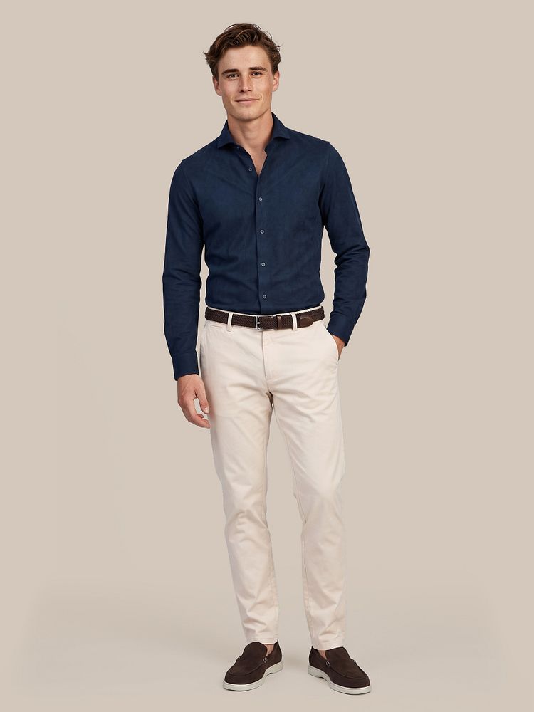 Look 575: Sorona overhemd dark donkerblauw met Geweven riem bruin, Chino peano twill off white en Azul loafers bruin