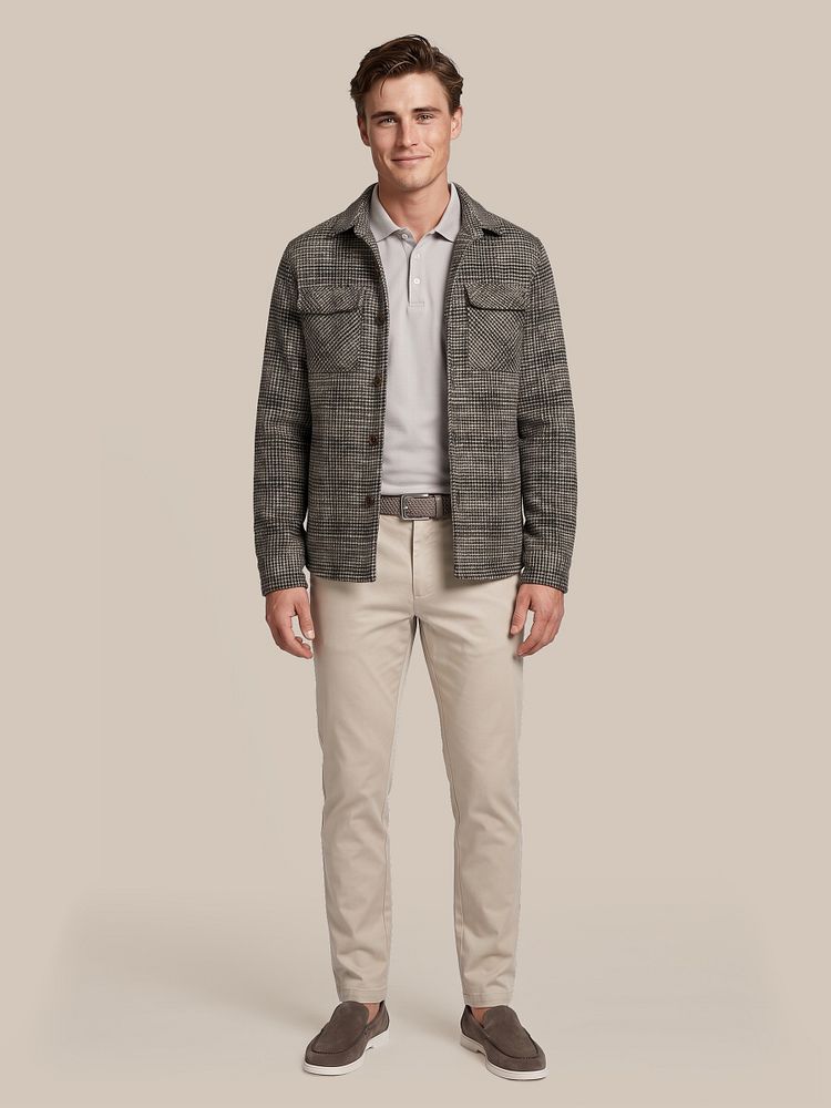 Look 595: Overshirt wool blend bouclé bruin met Boris liquid poloshirt greige, Geweven riem taupe khaki, Chino peano twill beige en Napoli loafers olive