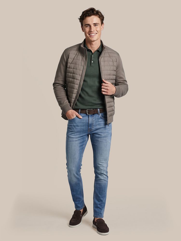 Look 599: Jack hybrid taupe met Compact cotton poloshirt donkergroen, Riem suède leer bruin, Denm jeans blauw en Azul loafers bruin