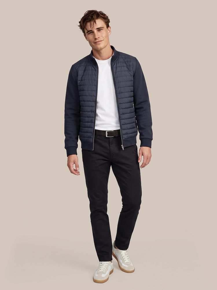Look 597: Jack hybrid donkerblauw met Obra t-shirt, Riem suede donkerbruin, Chino peano twill donkerblauw en Sneakers park wit