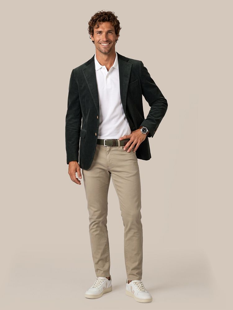 Colbert cord groen met polo piqué wit, geweven riem olijfgroen, broek bruno structured beige en sneakers v-82 pierre kiwi