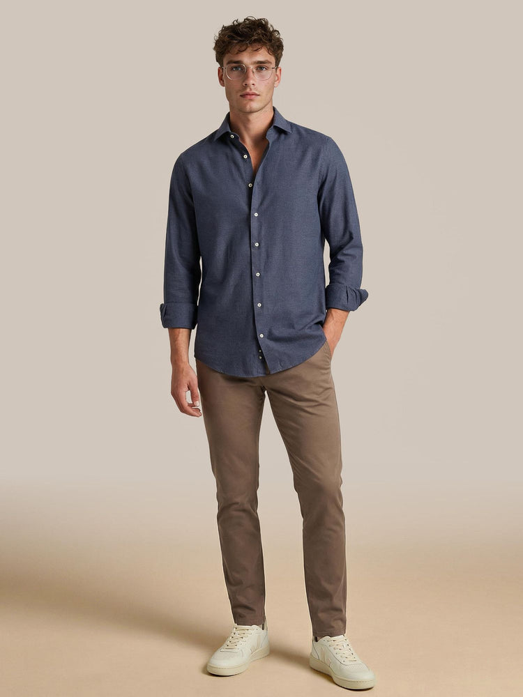 Chino philo flex taupe met Overhemd flanel donkerblauw en Sneakers calcaire off-white