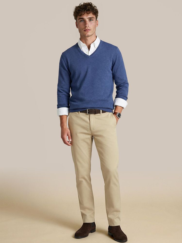 Boy chelsea boots bruin met Chino fleming ecru, Overhemd Oxford wit, Riem suede bruin 308 en Trui cashmere v-hals kobaltblauw