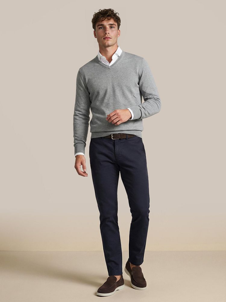 Azul loafers bruin met Chino northport donkerblauw, Overhemd Oxford wit, Riem suède leer bruin en Trui cotton cashmere v-hals melange grijs