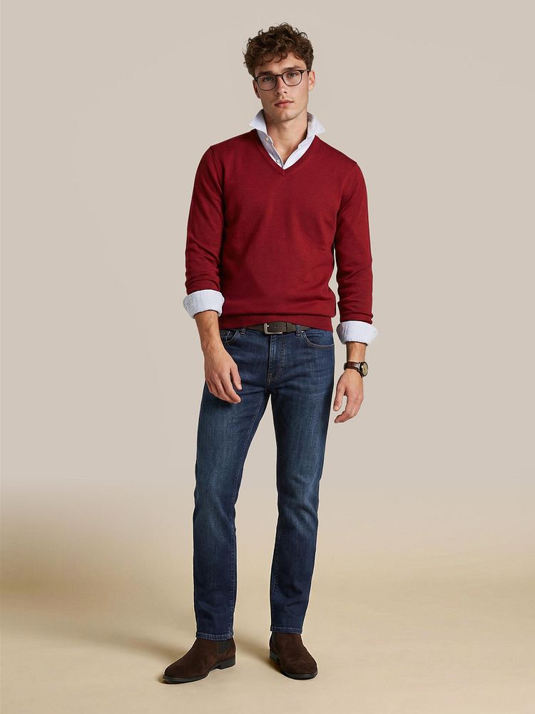 Boy chelsea boots bruin met Jeans new russel medium denim blauw, Merino pullover v-hals donkerrood, Overhemd Oxford streep lichtblauw en Riem suede bruin 308