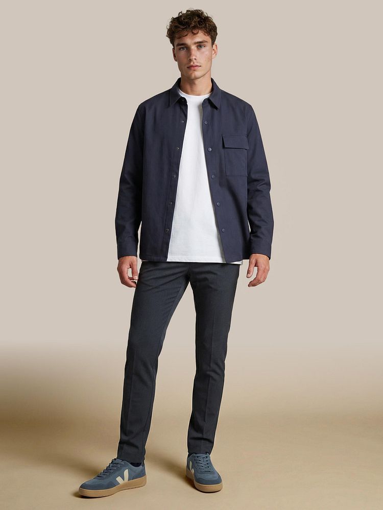 Base pantalon donkerblauw met Base shacket donkerblauw, Obra t-shirt hoge ronde hals wit (2-pack) en Sneakers city donkerblauw