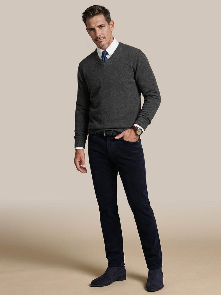 Bill broek corduroy donkerblauw met Overhemd Oxford wit, Riem suede donkerblauw 309, Stropdas zijde bloem donkerblauw en Trui v-hals lamswol antraciet