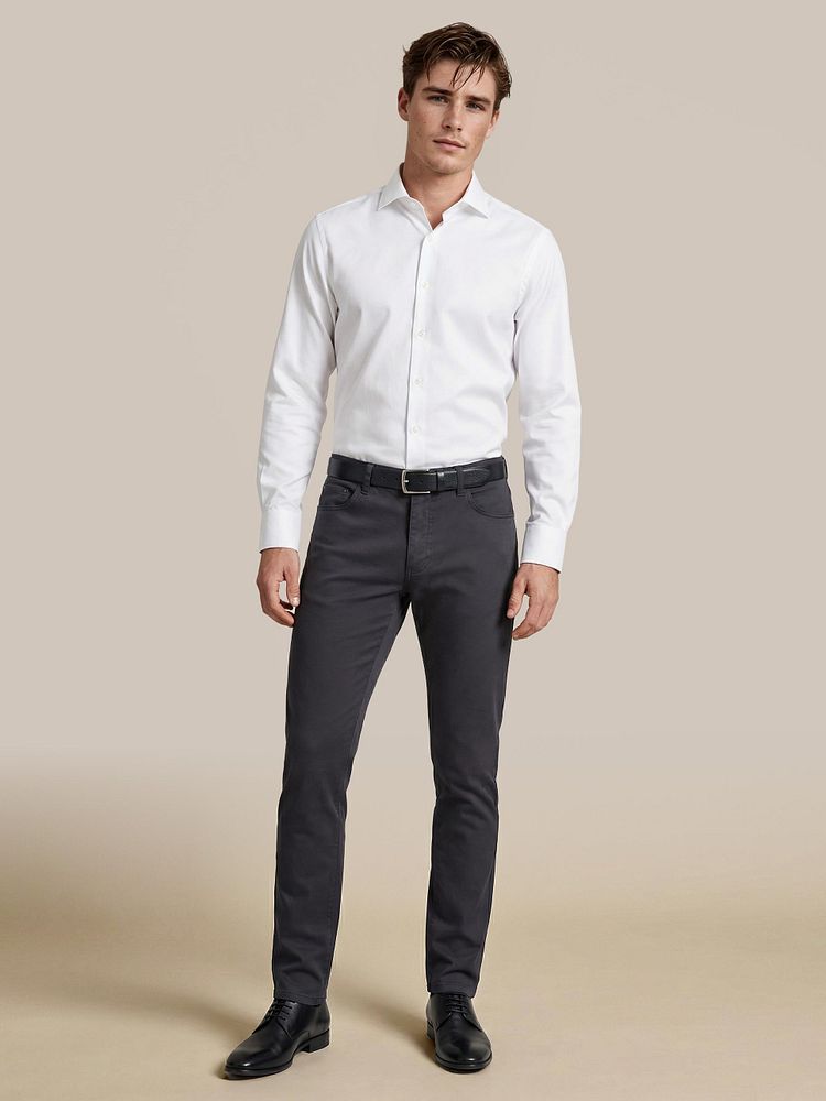 Chino Plato donkerblauw met Leren Derby herenschoen zwart, Riem structuur leer donkerblauw, Twill overhemd wit en Vitaru onzichtbaar ondershirt diepe v-hals (2-pack)