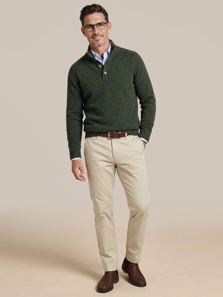 Chelsea boots bruin met Chino newbury sand, Mocker trui lamswol groen, Overhemd twill lichtblauw en Riem leer donkerbruin