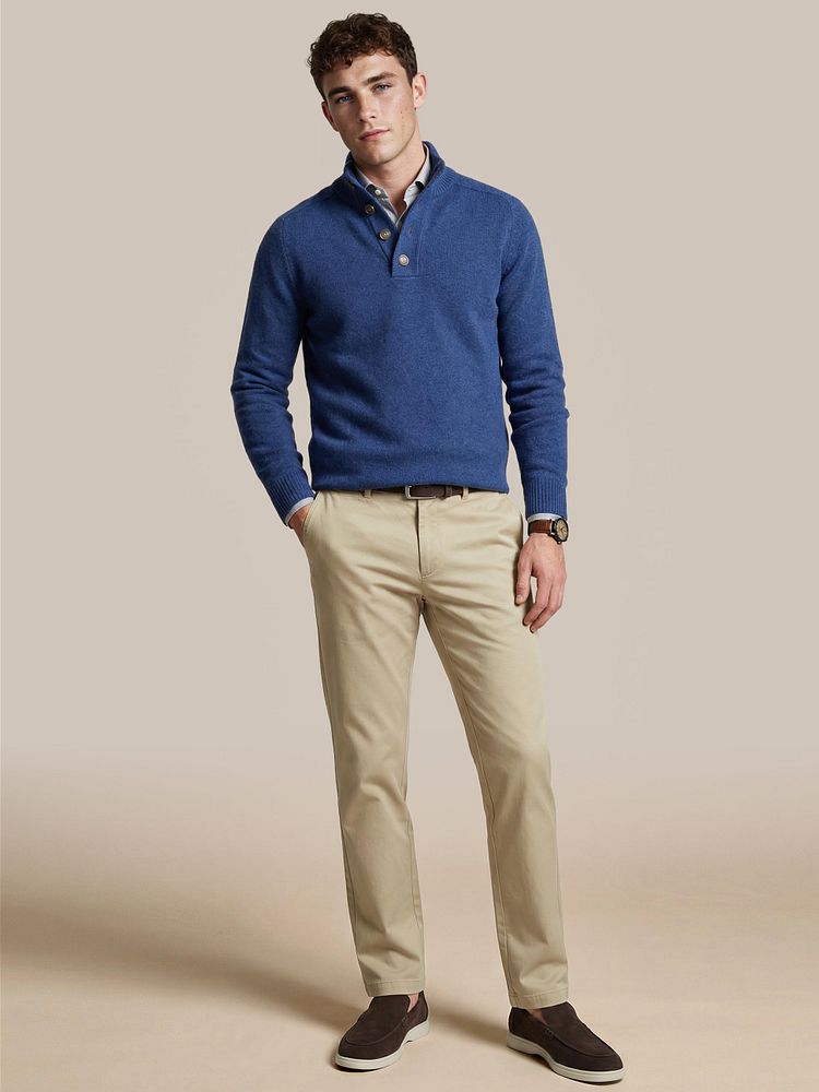 Azul loafers bruin met Chino newbury beige, Mocker trui lamswol royal blauw, Overhemd streep donkerblauw en Riem suede bruin 308