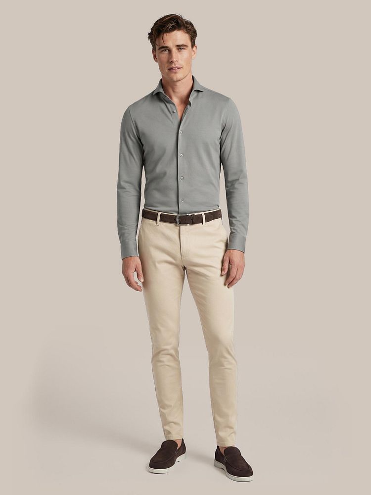 Azul loafers bruin met Chino Pico lichtbeige, Riem suede bruin 308, Sorona overhemd mid grijs en Vitaru onzichtbaar ondershirt diepe v-hals (2-pack)