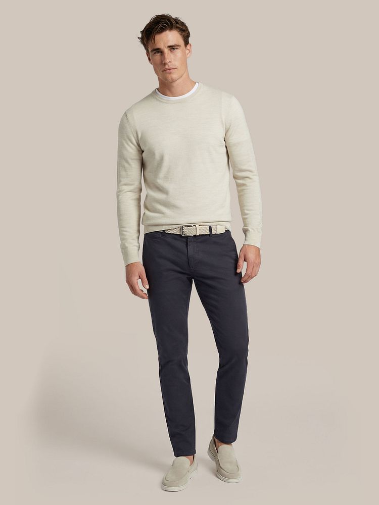 Merino pullover ecru met ota t-shirt ronde hals wit (2-pack), chino plato donkerblauw en azul loafers beige