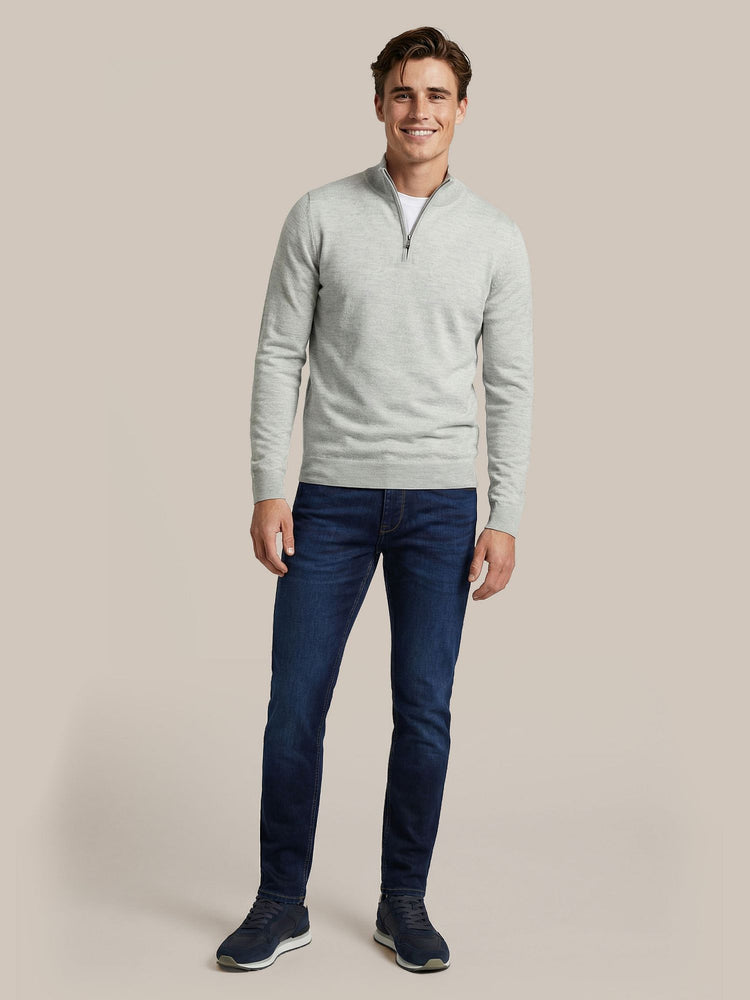 Crew zip merino grijs met Denm jeans donkerblauw, Ota t-shirt ronde hals wit (2-pack) en Sneakers monterrey donkerblauw
