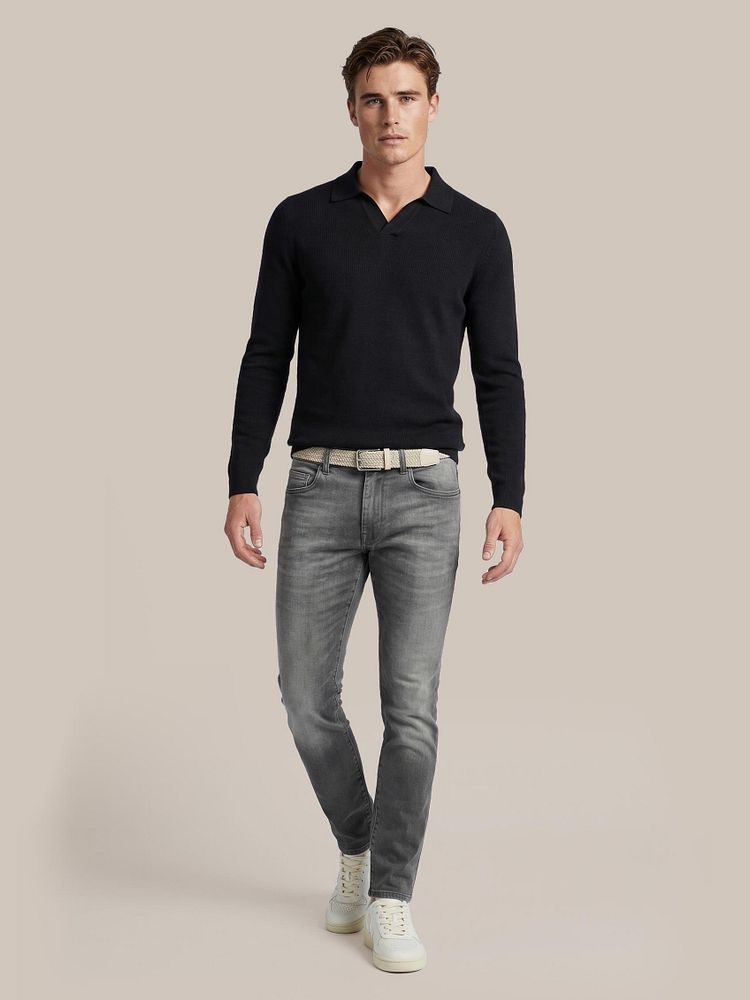 Trui riva knit donkerblauw met denm jeans antraciet en sneakers calcaire off-white