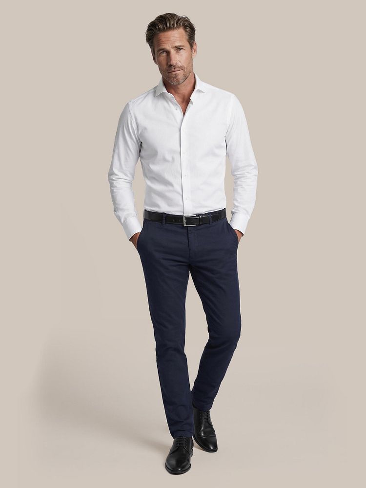 Chino Pico donkerblauw met Leren Derby herenschoen zwart, Riem zwart 314, Sorona overhemd gebroken wit en Vitaru onzichtbaar ondershirt diepe v-hals (2-pack)