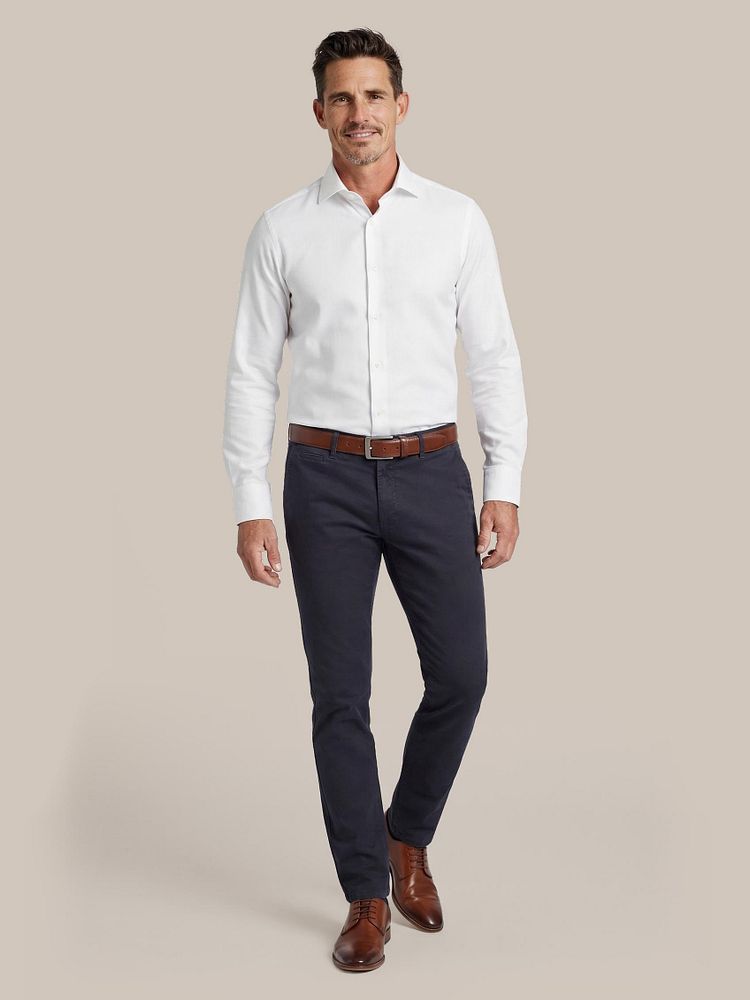 Chino Plato donkerblauw met Leren herenschoen donkercognac, Overhemd knitted piqué wit, Riem leer cognac 022 en Vitaru onzichtbaar ondershirt diepe v-hals (2-pack)