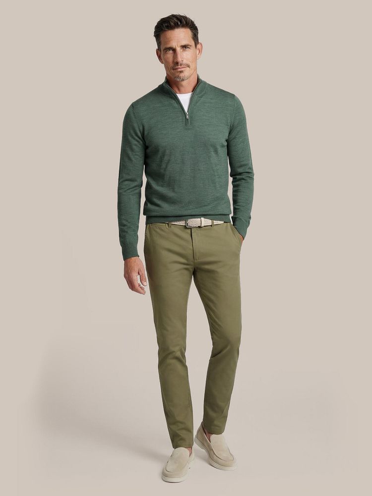 Crew zip merino groen met ota t-shirt ronde hals wit (2-pack), chino plato light olive en azul loafers beige