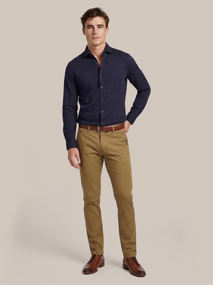 Chino Plato khaki met Knitted pique overhemd donkerblauw, Leren herenschoen donkercognac, Riem leer cognac 022 en Sokken (3-pack) donkerblauw