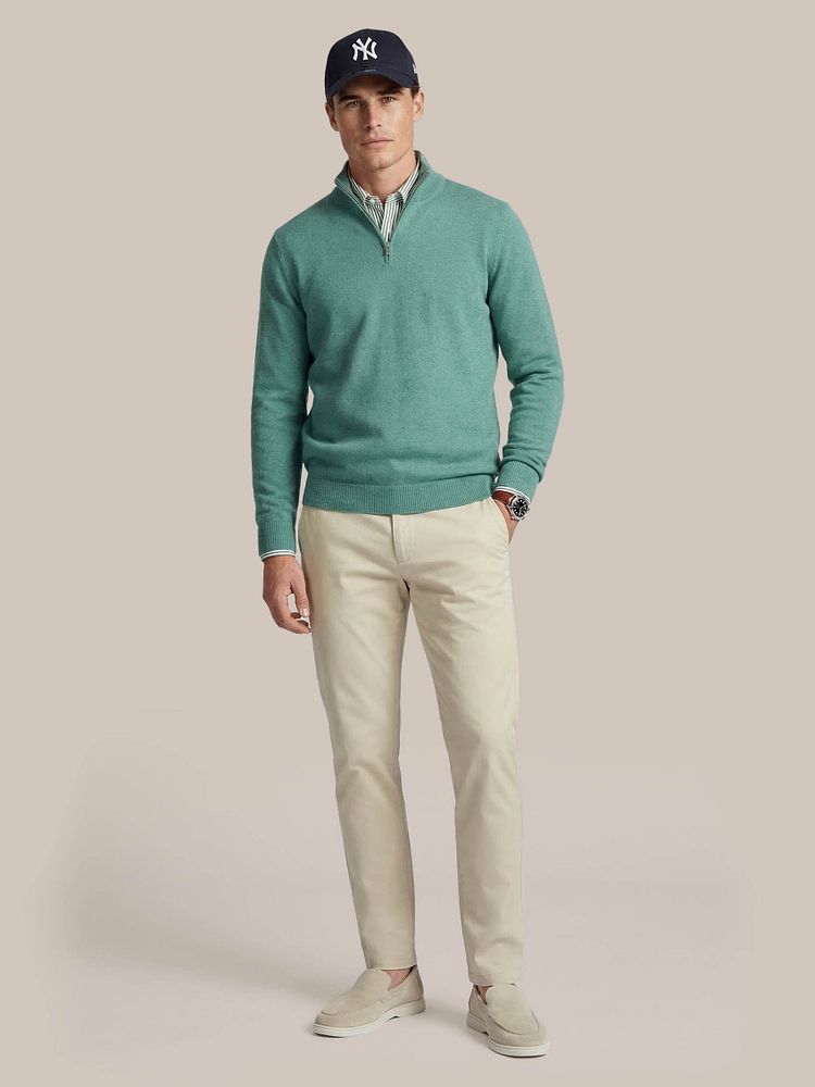 Azul loafers beige met Chino newbury sand, Half-zip trui colin groen en Overhemd big stripe groen