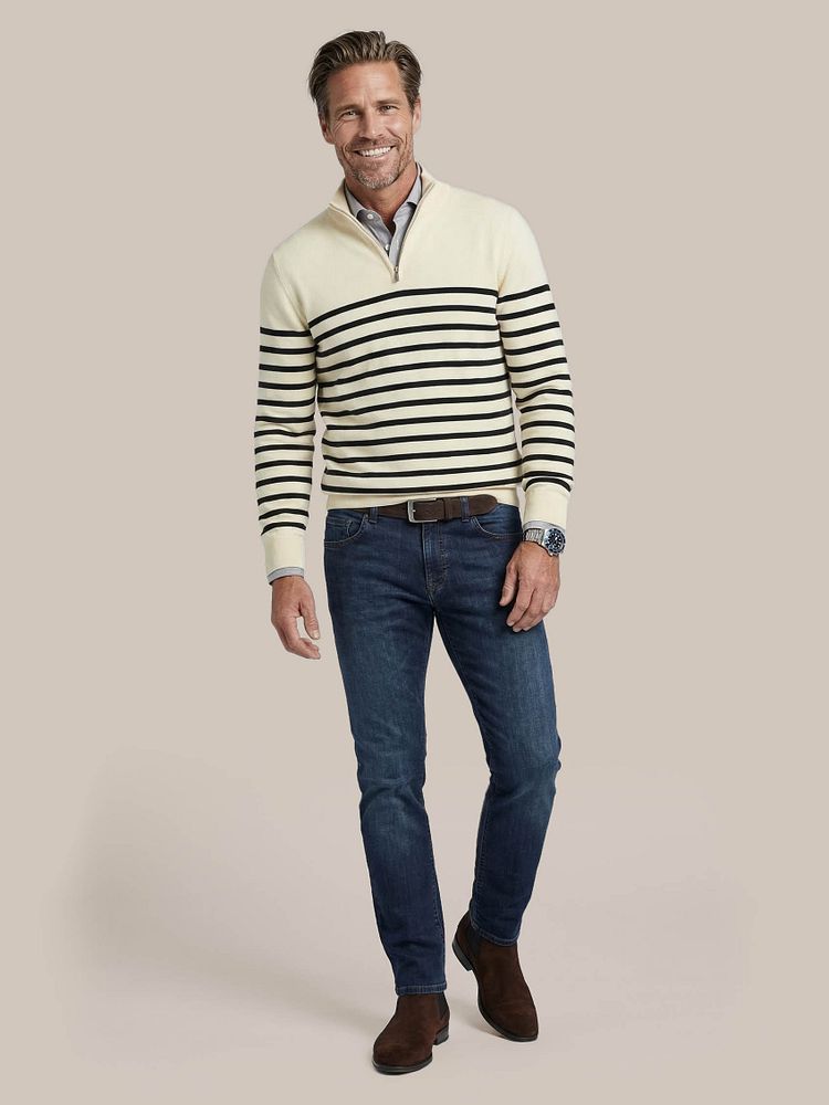 Boy chelsea boots bruin met Half-zip trui breton stripe ecru, Jeans new russel medium denim blauw, Overhemd streep donkerblauw, Riem suede donkerbruin en Sokken (3-pack) donkerblauw
