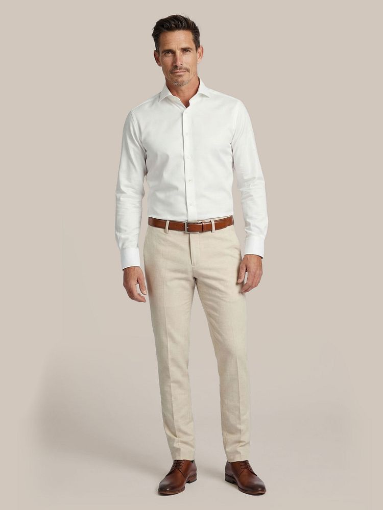 Das pantalon houndstooth sand met Leren herenschoen donkercognac, Overhemd strijkvrij ecru, Riem cognac 316 en Vitaru onzichtbaar ondershirt diepe v-hals (2-pack)