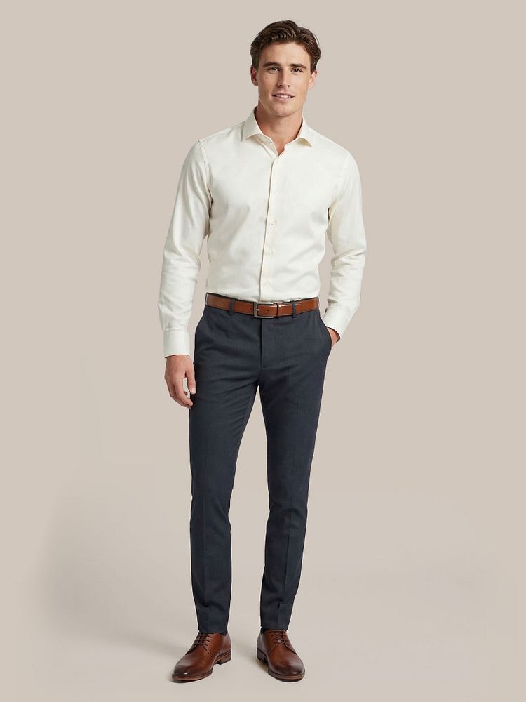 Base pantalon donkerblauw met Leren herenschoen donkercognac, Riem cognac 316, Sokken (3-pack) donkerblauw, Trouwoverhemd ecru en Vitaru onzichtbaar ondershirt diepe v-hals (2-pack)