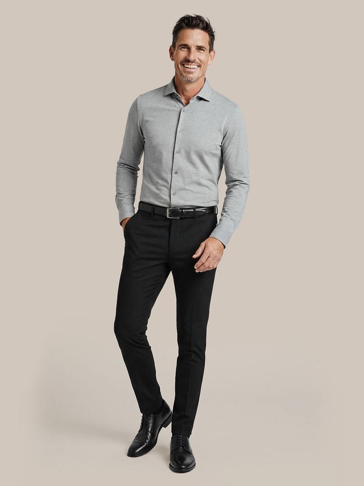 Base pantalon zwart met Knitted grijs, Leren Derby herenschoen zwart, Riem zwart leer 010, Sokken (3-pack) donkerblauw en Vita t-shirt v-hals wit (2-pack)