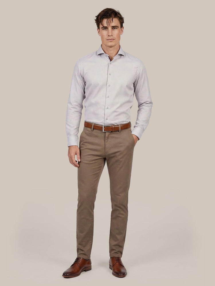 Chino philo flex taupe met Leren herenschoen donkercognac, Overhemd jacquard luxe beige, Riem cognac 316 en Vita t-shirt v-hals wit (2-pack)