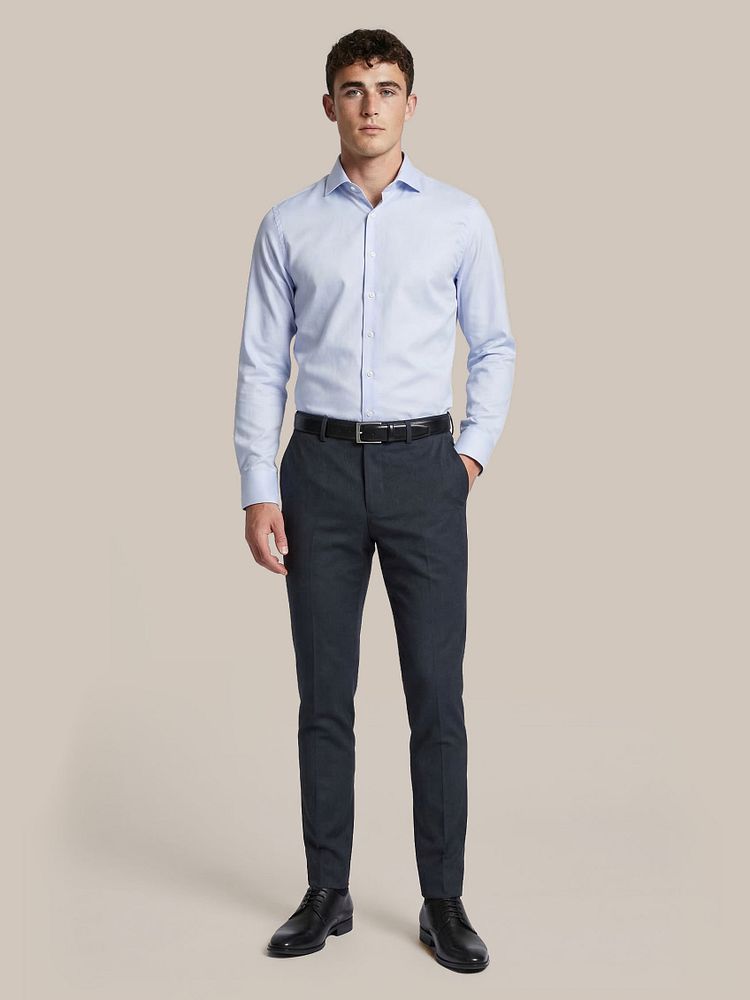 Base pantalon donkerblauw met Leren Derby herenschoen zwart, Overhemd twill sleeve 7 lichtblauw, Riem zwart 314, Sokken (3-pack) donkerblauw en Vitaru onzichtbaar ondershirt diepe v-hals (2-pack)