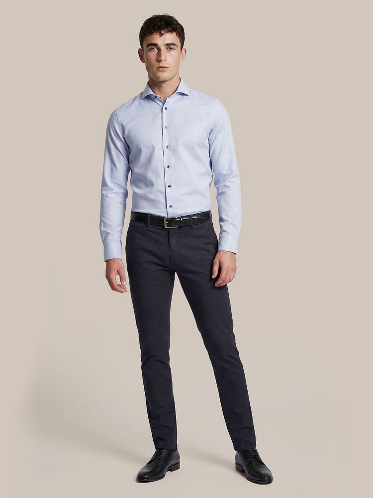 Chino Plato donkerblauw met Leren Derby herenschoen zwart, Overhemd jacquard luxe blauw, Riem zwart 314, Sokken (3-pack) donkerblauw en Vitaru onzichtbaar ondershirt diepe v-hals (2-pack)