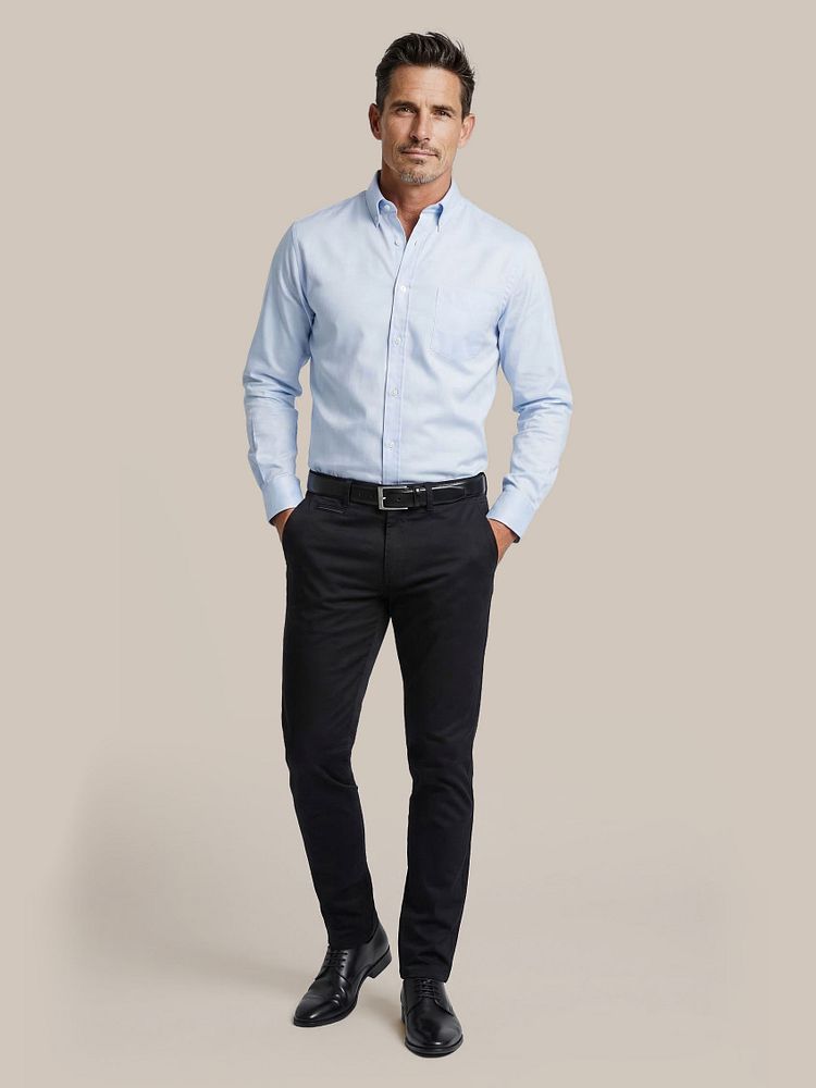 Chino northport donkerblauw met Leren Derby herenschoen zwart, Overhemd twill extra lange mouw lichtblauw, Riem zwart 314, Sokken (3-pack) donkerblauw en Vitaru onzichtbaar ondershirt diepe v-hals (2-pack)