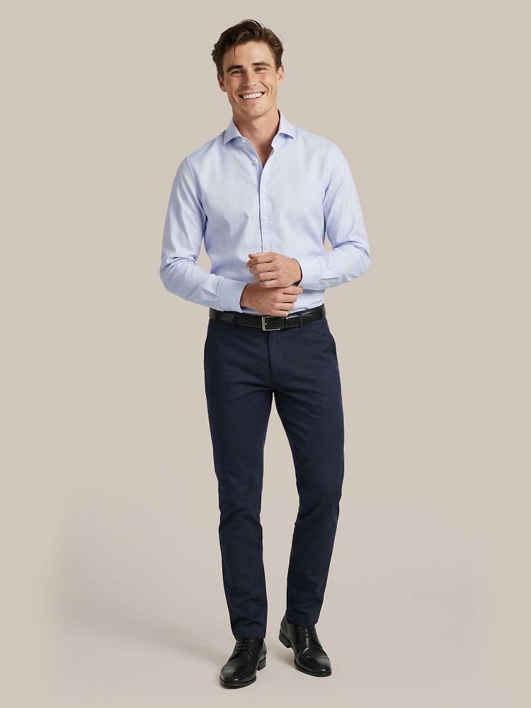 Chino Pico donkerblauw met Leren Derby herenschoen zwart, Overhemd jacquard luxe lichtblauw, Riem zwart 314 en Vitaru onzichtbaar ondershirt diepe v-hals (2-pack)