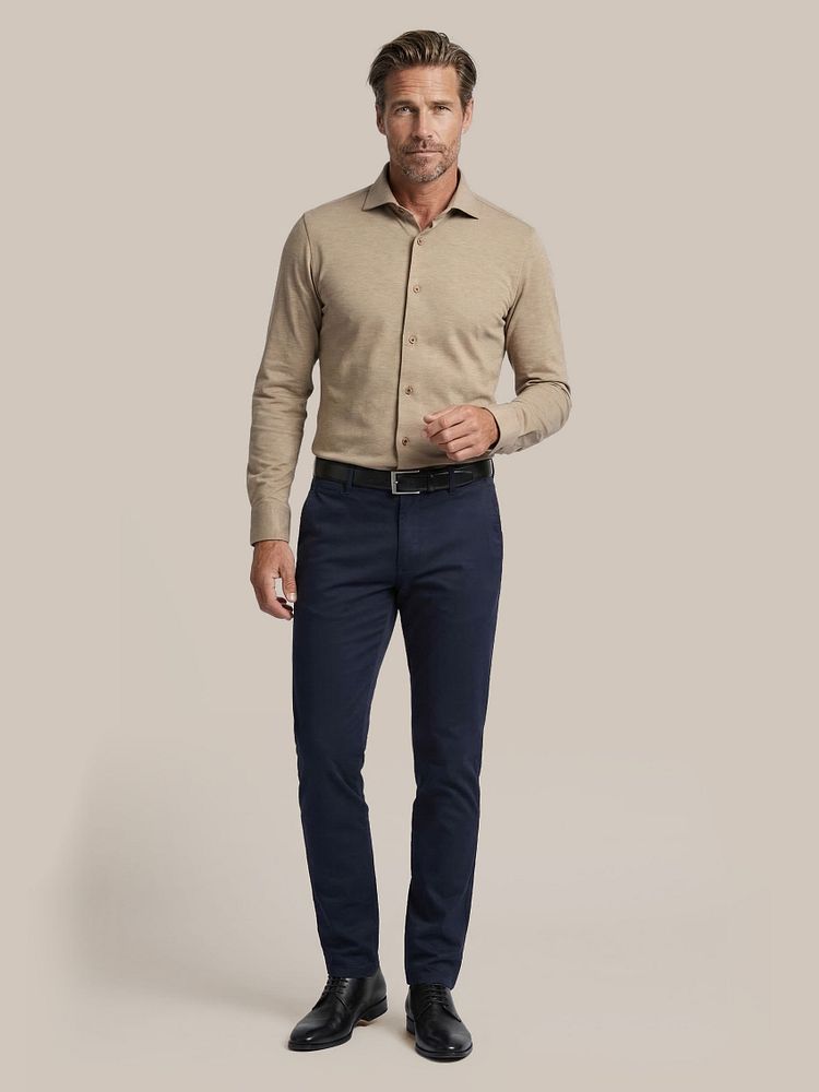Chino Pico donkerblauw met Leren Derby herenschoen zwart, Overhemd pique beige, Riem zwart 314 en Vitaru onzichtbaar ondershirt diepe v-hals (2-pack)