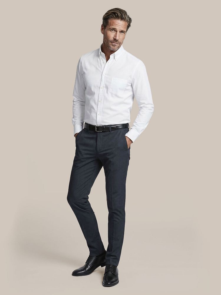 Base pantalon donkerblauw met Leren Derby herenschoen zwart, Overhemd twill borstzak wit, Riem zwart leer 010 en Vitasu t-shirt v-hals wit (2-pack)