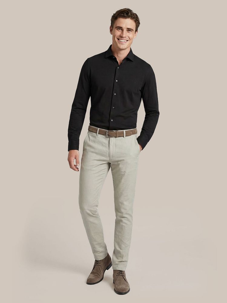 Boy schoen suede taupe met Chino Pico linnen beige, Overhemd knitted pique zwart, Riem suède leer lichtbruin en Vitaru onzichtbaar ondershirt diepe v-hals (2-pack)
