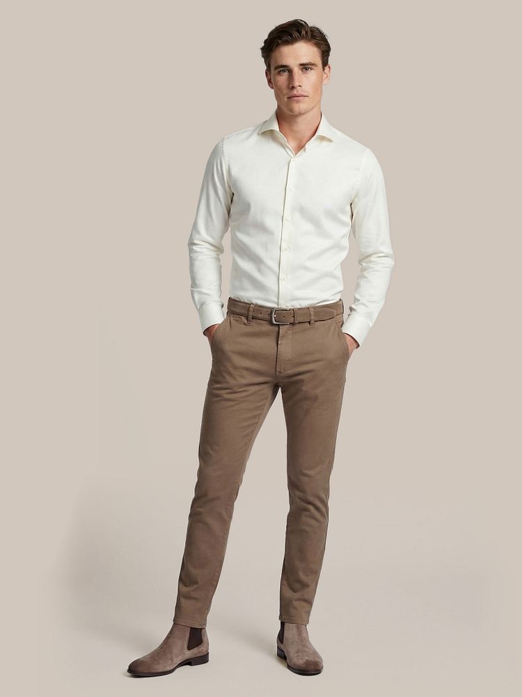 Chelsea boot suede beige met Chino philo flex taupe, Overhemd extra lange mouwen twill ecru, Riem suède leer lichtbruin en Vitaru onzichtbaar ondershirt diepe v-hals (2-pack)