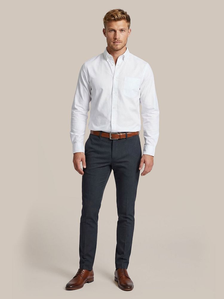 Base pantalon donkerblauw met Extra long sleeves overhemd twill wit, Leren herenschoen donkercognac, Riem cognac 316 en Vitaru onzichtbaar ondershirt diepe v-hals (2-pack)