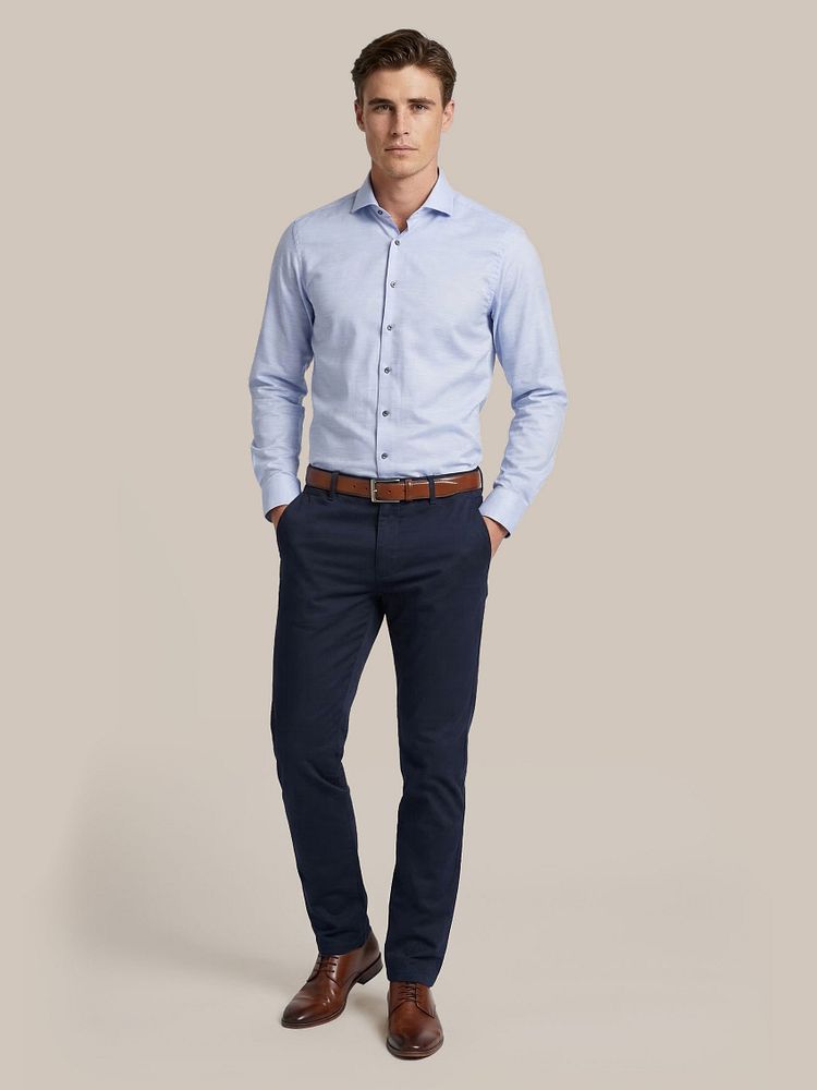 Chino Pico donkerblauw met Leren herenschoen donkercognac, Melange overhemd lichtblauw, Riem cognac 316 en Vitaru onzichtbaar ondershirt diepe v-hals (2-pack)