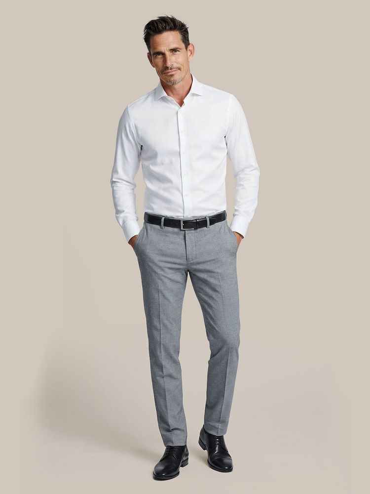 Das pantalon houndstooth donkerblauw met Leren Derby herenschoen zwart, Overhemd extra lange mouwen twill wit, Riem zwart 314 en Vitasu t-shirt v-hals wit (2-pack)